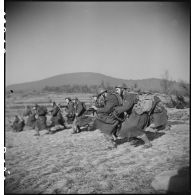 Des membres du groupe de commandos d'Afrique, devenu 5e bataillon de choc, donnent l'assaut près du fort du Salbert qui fait partie de la place forte de Belfort (reconstitution).