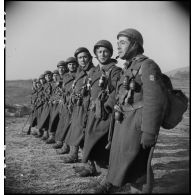 Séance d'ordre serré pour des membres du groupe des commandos d'Afrique, devenu 5e bataillon de choc, lors d'une reconstitution de leurs combats en Provence et dans la région de Belfort.