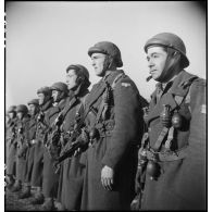 Séance d'ordre serré pour des membres du groupe des commandos d'Afrique, devenu 5e bataillon de choc, lors d'une reconstitution de leurs combats en Provence et dans la région de Belfort.