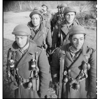 Séance d'ordre serré pour des membres du groupe des commandos d'Afrique, devenu 5e bataillon de choc, lors d'une reconstitution de leurs combats en Provence et dans la région de Belfort.