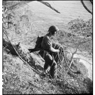 Des membres du groupe des commandos d'Afrique, devenu 5e bataillon de choc, escaladent les falaises du Cap Nègre (reconstitution).