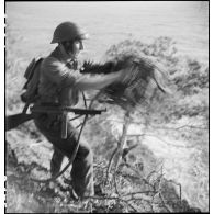 Des membres du groupe des commandos d'Afrique, devenu 5e bataillon de choc, escaladent les falaises du Cap Nègre (reconstitution).