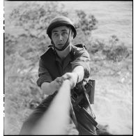 Des membres du groupe des commandos d'Afrique, devenu 5e bataillon de choc, escaladent les falaises du Cap Nègre (reconstitution).