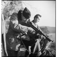 Le lieutenant-colonel Georges-Régis Bouvet, commandant du groupe de commandos d'Afrique lors d'une reconstitution de combat.