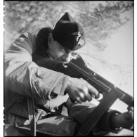 Le lieutenant-colonel Georges-Régis Bouvet, commandant du groupe de commandos d'Afrique lors d'une reconstitution de combat.