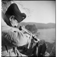 Le lieutenant-colonel Georges-Régis Bouvet, commandant du groupe de commandos d'Afrique lors d'une reconstitution de combat.