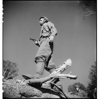 Des membres du groupe des commandos d'Afrique, devenu 5e bataillon de choc, progressent dans la végétation au Cap Nègre (reconstitution).