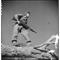 Des membres du groupe des commandos d'Afrique, devenu 5e bataillon de choc, progressent dans la végétation au Cap Nègre (reconstitution).