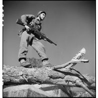 Des membres du groupe des commandos d'Afrique, devenu 5e bataillon de choc, progressent dans la végétation au Cap Nègre (reconstitution).