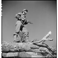 Des membres du groupe des commandos d'Afrique, devenu 5e bataillon de choc, progressent dans la végétation au Cap Nègre (reconstitution).