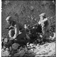 Des membres du groupe des commandos d'Afrique, devenu 5e bataillon de choc, sont postés avant de monter à l'assaut d'une batterie d'artillerie côtière allemande (reconstitution).