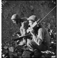 Des membres du groupe des commandos d'Afrique, devenu 5e bataillon de choc, montent à l'assaut d'une batterie d'artillerie côtière allemande (reconstitution).