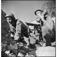 Des membres du groupe des commandos d'Afrique, devenu 5e bataillon de choc, montent à l'assaut d'une batterie d'artillerie côtière allemande (reconstitution).