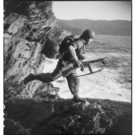 Des membres du groupe des commandos d'Afrique, devenu 5e bataillon de choc, escaladent les falaises du Cap Nègre (reconstitution).