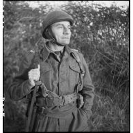 Portrait en pied du lieutenant-colonel Georges-Régis Bouvet, commandant du groupe de commandos d'Afrique.