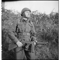 Portrait en pied du lieutenant-colonel Georges-Régis Bouvet, commandant du groupe de commandos d'Afrique.