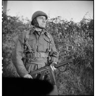 Portrait en pied du lieutenant-colonel Georges-Régis Bouvet, commandant du groupe de commandos d'Afrique.