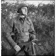 Portrait en pied du lieutenant-colonel Georges-Régis Bouvet, commandant du groupe de commandos d'Afrique.