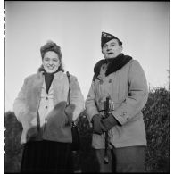 Le lieutenant-colonel Georges-Régis Bouvet, commandant du groupe de commandos d'Afrique et une figurante sur le tournage des reconstitutions des combats menés par l'unité.