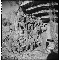 Photographie de groupe des commandos d'Afrique lors du tournage d'une reconstitution des combats menés en Provence et dans la région de Belfort.