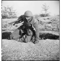 Un membre du groupe de commandos d'Afrique, devenu 5e bataillon de choc, monte à l'assaut depuis une tranchée près du fort du Salbert qui fait partie de la place forte de Belfort (reconstitution).