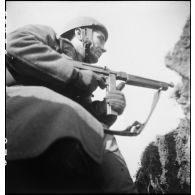 Un membre du groupe de commandos d'Afrique, devenu 5e bataillon de choc, est posté dans une tranchée près du fort du Salbert qui fait partie de la place forte de Belfort (reconstitution).