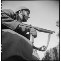 Un membre du groupe de commandos d'Afrique, devenu 5e bataillon de choc, est posté dans une tranchée près du fort du Salbert qui fait partie de la place forte de Belfort (reconstitution).