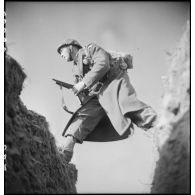 Un membre du groupe de commandos d'Afrique, devenu 5e bataillon de choc, monte à l'assaut depuis une tranchée près du fort du Salbert qui fait partie de la place forte de Belfort (reconstitution).