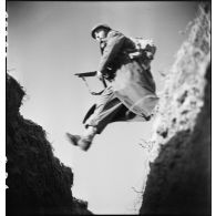 Un membre du groupe de commandos d'Afrique, devenu 5e bataillon de choc, monte à l'assaut depuis une tranchée près du fort du Salbert qui fait partie de la place forte de Belfort (reconstitution).