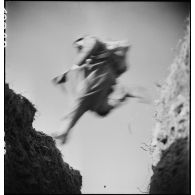 Un membre du groupe de commandos d'Afrique, devenu 5e bataillon de choc, monte à l'assaut depuis une tranchée près du fort du Salbert qui fait partie de la place forte de Belfort (reconstitution).