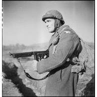 Un membre du groupe de commandos d'Afrique, devenu 5e bataillon de choc, est posté dans une tranchée près du fort du Salbert qui fait partie de la place forte de Belfort (reconstitution).