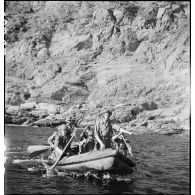 Des membres du groupe de commandos d'Afrique, devenu 5e bataillon de choc, à bord de rubber boats longent les falaises du Cap Nègre (reconstitution).