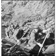 Des membres du groupe de commandos d'Afrique, devenu 5e bataillon de choc, à bord de rubber boats longent les falaises du Cap Nègre (reconstitution).