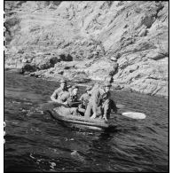 Des membres du groupe de commandos d'Afrique, devenu 5e bataillon de choc, à bord de rubber boats longent les falaises du Cap Nègre (reconstitution).