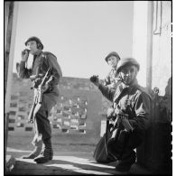 Des membres du groupe de commandos d'Afrique, devenu 5e bataillon de choc, attaquent à la grenade une des entrées du fort du mont Coudon (reconstitution).