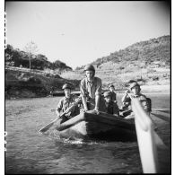 Des membres du groupe de commandos d'Afrique, devenu 5e bataillon de choc, à bord de rubber boats longent les falaises du Cap Nègre (reconstitution).