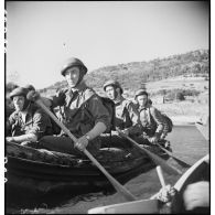 Des membres du groupe de commandos d'Afrique, devenu 5e bataillon de choc, à bord de rubber boats longent les falaises du Cap Nègre (reconstitution).