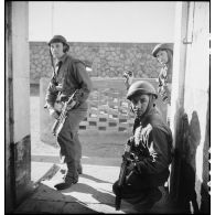 Des membres du groupe de commandos d'Afrique, devenu 5e bataillon de choc, attaquent à la grenade une des entrées du fort du mont Coudon (reconstitution).