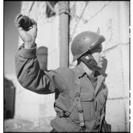 Des membres du groupe de commandos d'Afrique, devenu 5e bataillon de choc, attaquent à la grenade une des entrées du fort du mont Coudon (reconstitution).