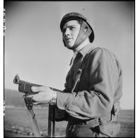 Un membre du groupe de commandos d'Afrique, devenu 5e bataillon de choc, lors d'une reconstitution des combats menés pendant le débarquement de Provence.