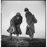 Des membres du groupe de commandos d'Afrique, devenu 5e bataillon de choc, démine une zone près du fort du Salbert qui fait partie de la place forte de Belfort (reconstitution).