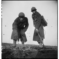 Des membres du groupe de commandos d'Afrique, devenu 5e bataillon de choc, démine une zone près du fort du Salbert qui fait partie de la place forte de Belfort (reconstitution).