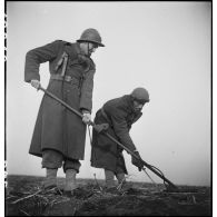 Des membres du groupe de commandos d'Afrique, devenu 5e bataillon de choc, démine une zone près du fort du Salbert qui fait partie de la place forte de Belfort (reconstitution).