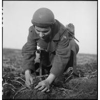 Un sergent-chef du groupe de commandos d'Afrique, devenu 5e bataillon de choc, neutralise une mine près du fort du Salbert qui fait partie de la place forte de Belfort (reconstitution).