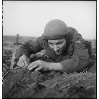 Un sergent-chef du groupe de commandos d'Afrique, devenu 5e bataillon de choc, neutralise une mine près du fort du Salbert qui fait partie de la place forte de Belfort (reconstitution).