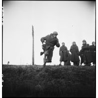 Des membres du groupe de commandos d'Afrique, devenu 5e bataillon de choc, donnent l'assaut près du fort du Salbert qui fait partie de la place forte de Belfort (reconstitution).