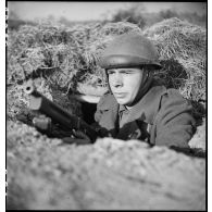 Un membre du groupe de commandos d'Afrique, devenu 5e bataillon de choc, est posté dans une tranchée près du fort du Salbert qui fait partie de la place forte de Belfort (reconstitution).