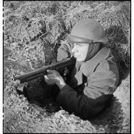 Un membre du groupe de commandos d'Afrique, devenu 5e bataillon de choc, est posté dans une tranchée près du fort du Salbert qui fait partie de la place forte de Belfort (reconstitution).