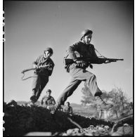 Des membres du groupe des commandos d'Afrique, devenu 5e bataillon de choc, prennent d'assaut une batterie d'artillerie côtière allemande dans le Var (reconstitution).