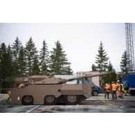 Déchargement d'un blindé à roues et canon rénovés AMX-10 RCR depuis un train en gare de Tapa, en Estonie.